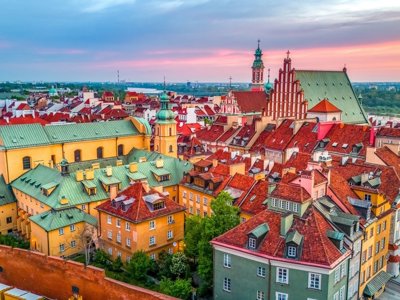 Uitzicht op de skyline van Praag met de torens van de Týnkerk tijdens de treinreis door Centraal-Europa.