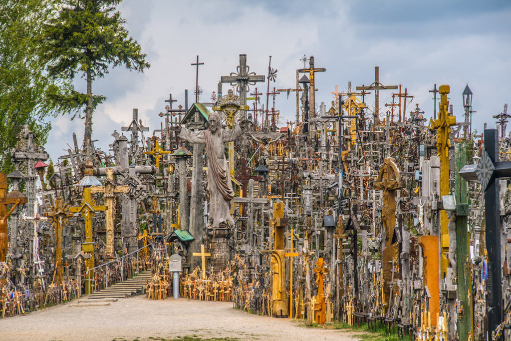 Kruisheuvel bij Šiauliai in Litouwen, bekend van de groepsrondreis Estland, Letland en Litouwen.