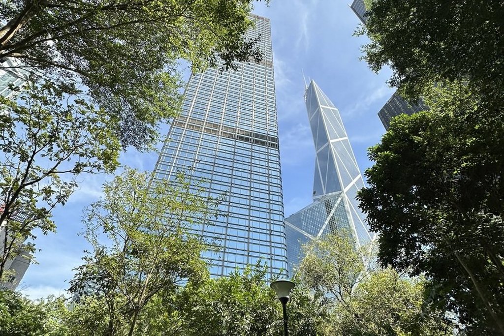 Moderne wolkenkrabbers in Hongkong, gezien vanuit een groen stadspark.