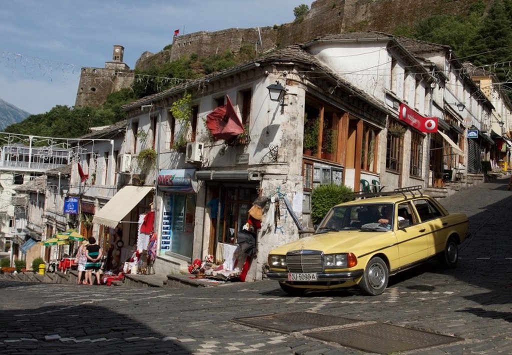 Traditionele huizen met houten hekwerk in de Albanese Alpen tijdens de Groepsrondreis Albanië Hoogtepunten.
