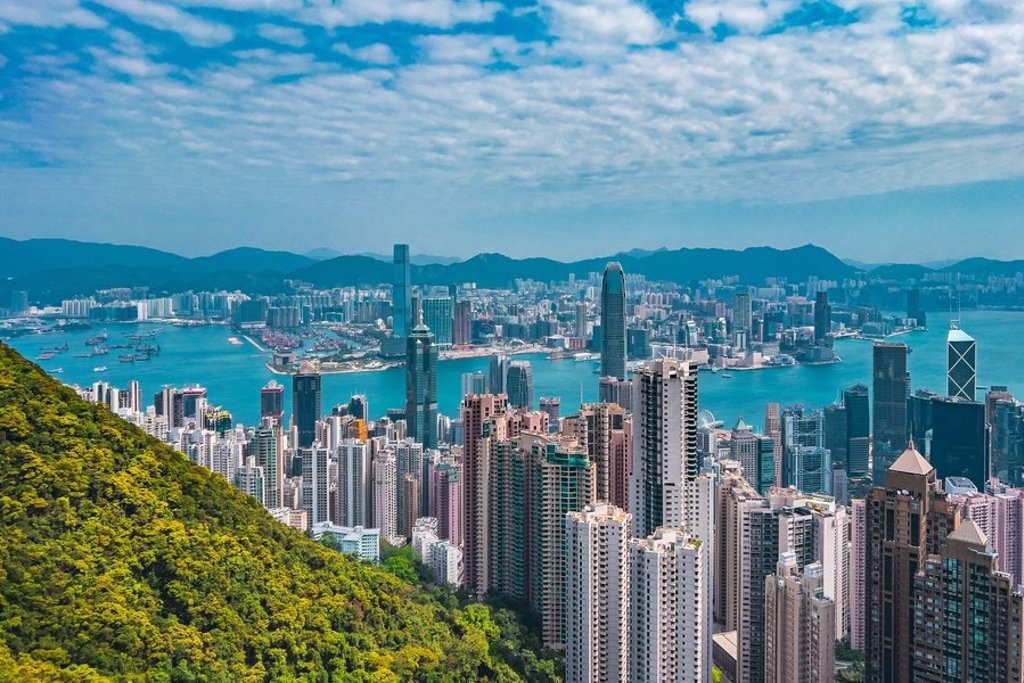 Skyline van Hongkong met wolkenkrabbers en bergen op de achtergrond tijdens groepsrondreis China Hoogtepunten.
