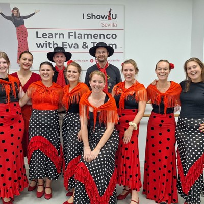 Groep 22-35ers tijdens flamencoworkshop in Sevilla, Andalusië.