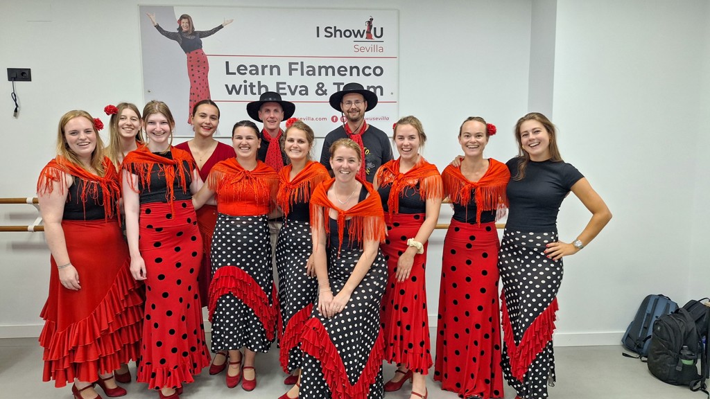 Groep 22-35ers tijdens flamencoworkshop in Sevilla, Andalusië.