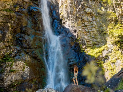 Wandelen naar een waterval in de bergen van Georgië tijdens de Route Georgië.