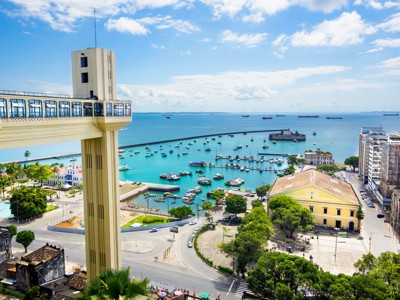 Uitzicht vanaf de Elevador Lacerda op de Baía de Todos-os-Santos en haven van Salvador, Brazilië.
