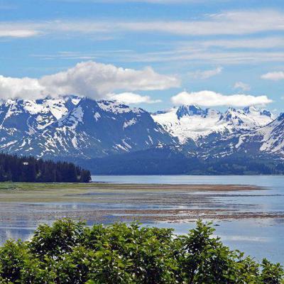 Alaska: berglandschap met sneeuwvelden en rotsen tijdens groepsrondreis met kamperen en hotels.