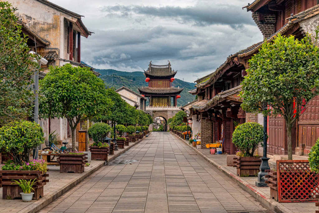 Traditionele straat met Chinese poort en pagode, sfeervol decor tijdens groepsrondreis China.