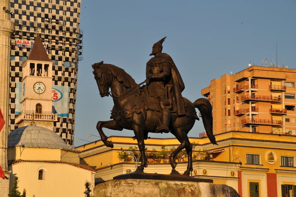 Ruiterstandbeeld van Skanderbeg op het Skanderbegplein in Tirana, Albanië.