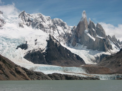 Besneeuwde bergtoppen en gletsjer bij Fitz Roy in Patagonië, Argentinië.