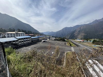Lukla Airport met landingsbaan en helikopter, startpunt van de Route Nepal Everest Base Camp.