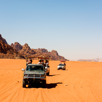 Jeepsafari door de Wadi Rum-woestijn in Jordanië tijdens een 22-35ers groepsrondreis.