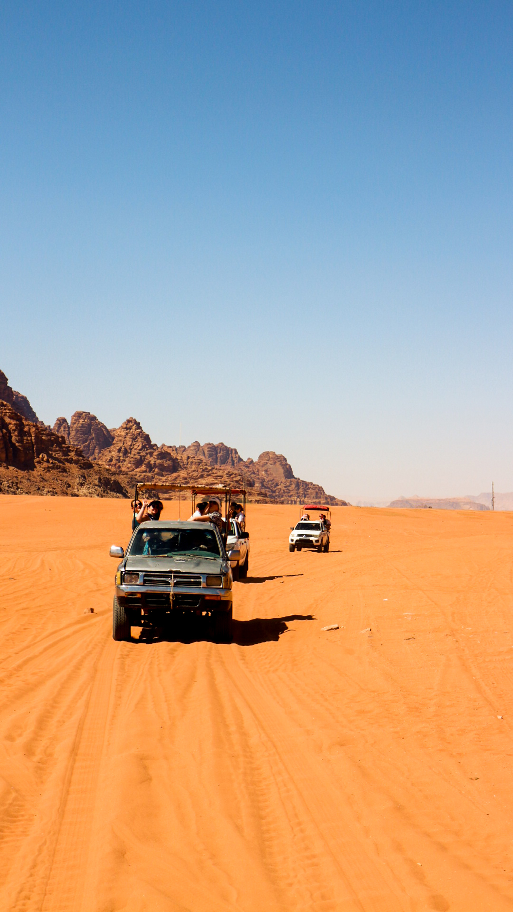 Jeepsafari door de Wadi Rum-woestijn in Jordanië tijdens een 22-35ers groepsrondreis.