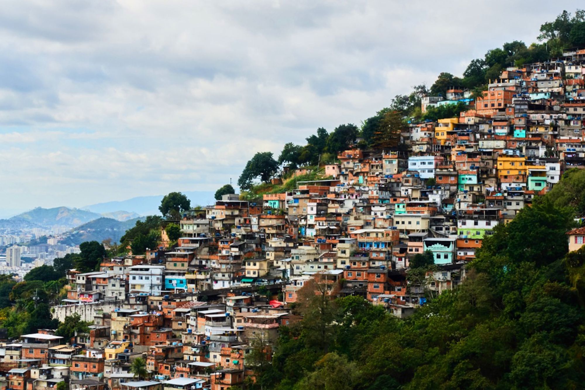 Kleurrijke huizen op een steile heuvel in Rio de Janeiro, Brazilië.