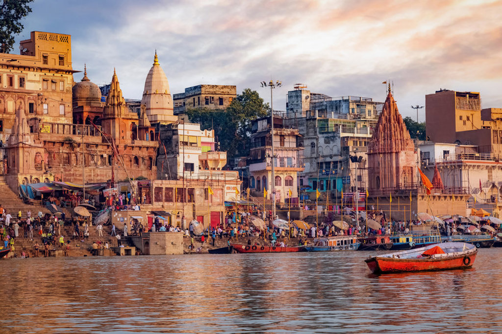 Ghats en tempels aan de Ganges in Varanasi tijdens zonsondergang, Noord-India rondreis compleet.
