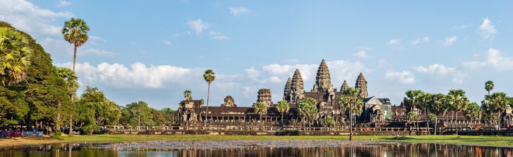 Angkor Wat-tempelcomplex bij Siem Reap, Cambodja, met palmbomen en weerspiegeling in het water.