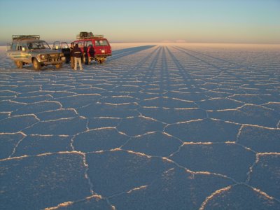 4x4-jeeps op de Salar de Uyuni zoutvlakte in Bolivia tijdens de route Argentinië, Bolivia en Peru (28 dagen).
