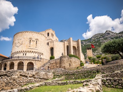 Kasteel van Krujë met Albanese vlag en berglandschap, Route Albanië dag 10.