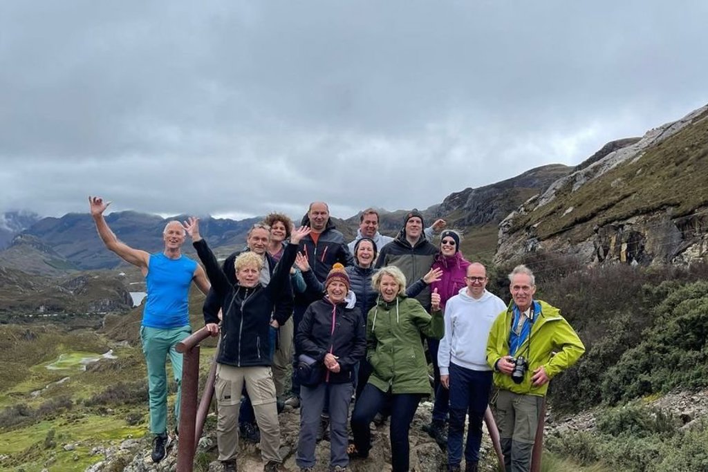 Groepsrondreis Ecuador met optioneel Galapagos: reizigers bij een berglandschap in de Andes.