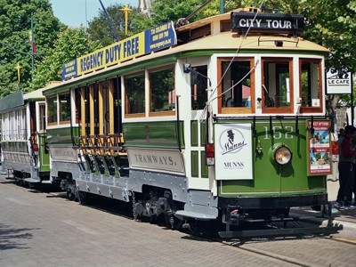 Groene historische tram in Christchurch, Nieuw-Zeeland, klaar voor een city tour.