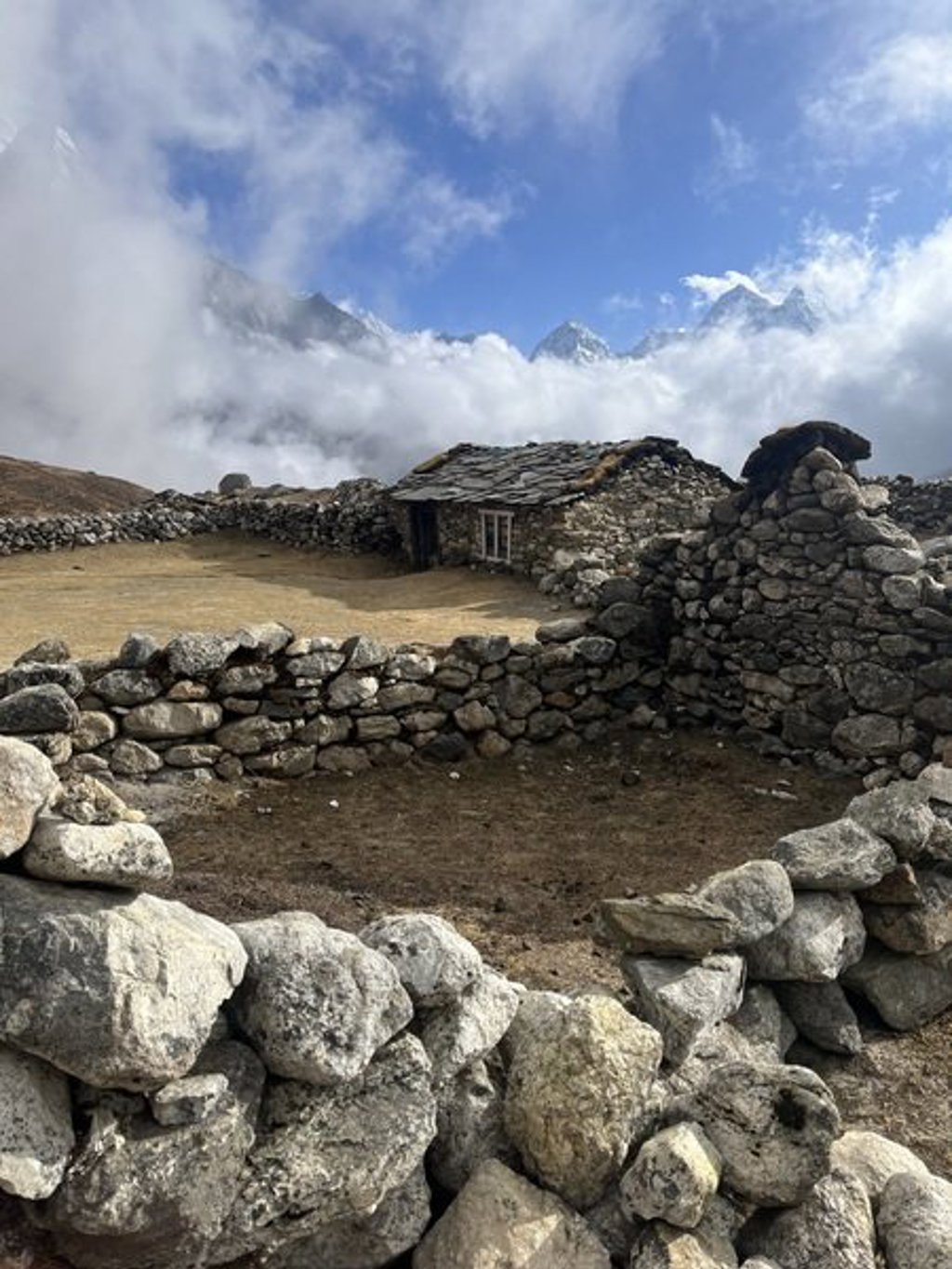 Trekker op pad met uitzicht op besneeuwde bergtoppen tijdens de groepsrondreis Nepal Everest.