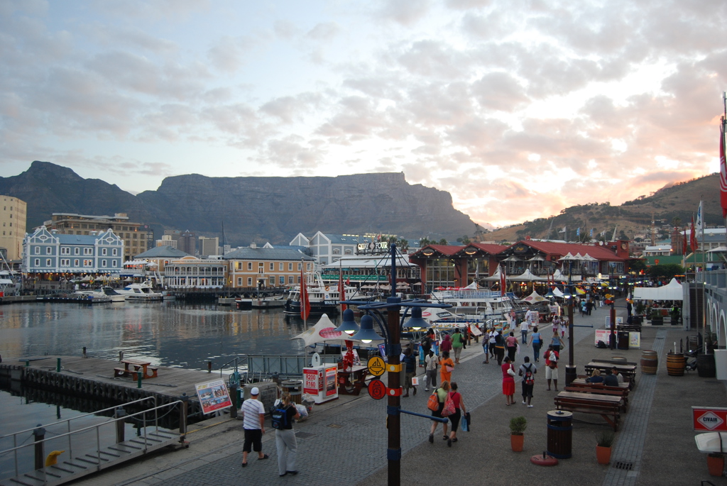 V&A Waterfront in Kaapstad met Table Mountain op de achtergrond bij zonsondergang.