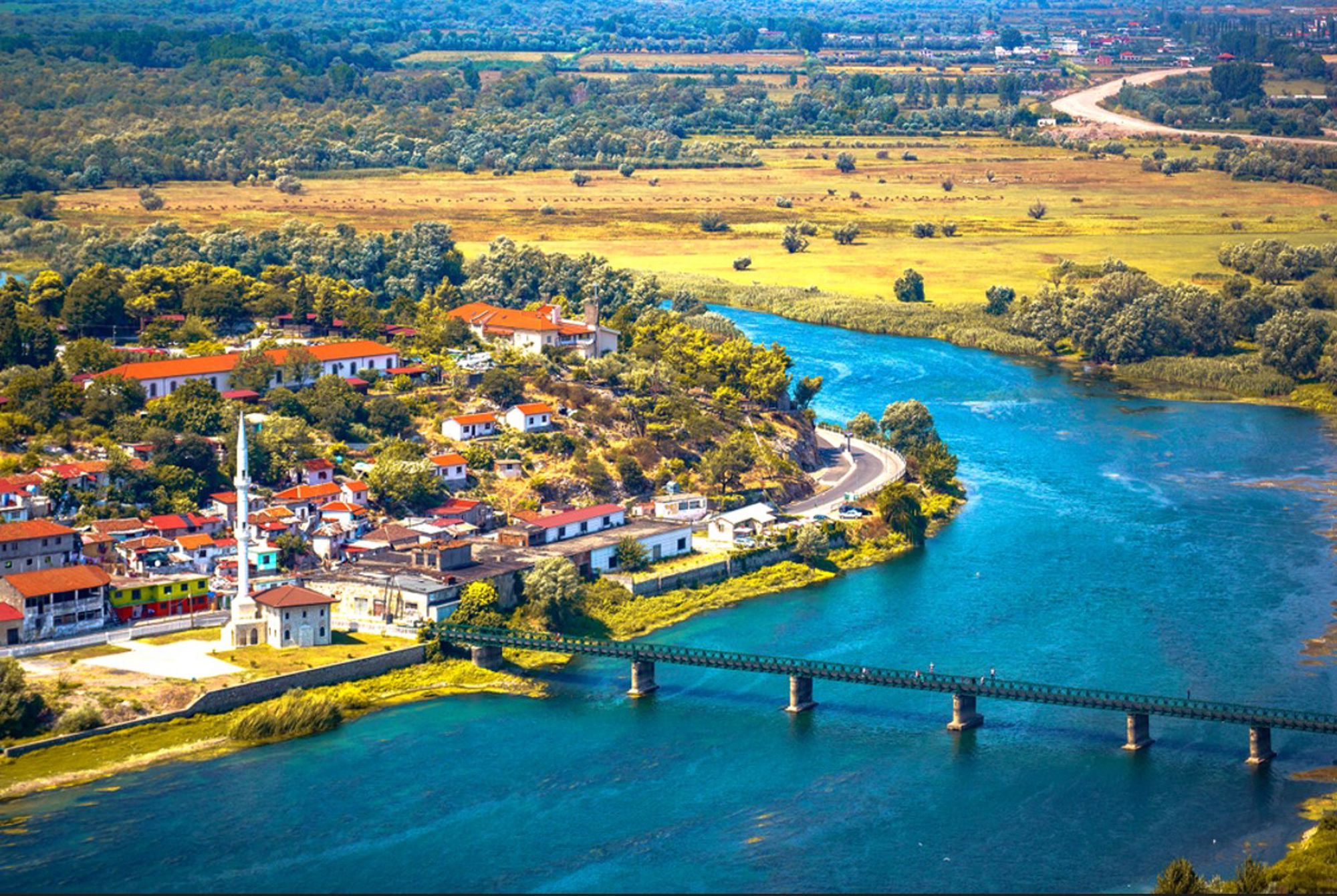 Uitzicht op Shkodër aan het Skadarmeer met brug over de Buna-rivier en moskee met minaret.