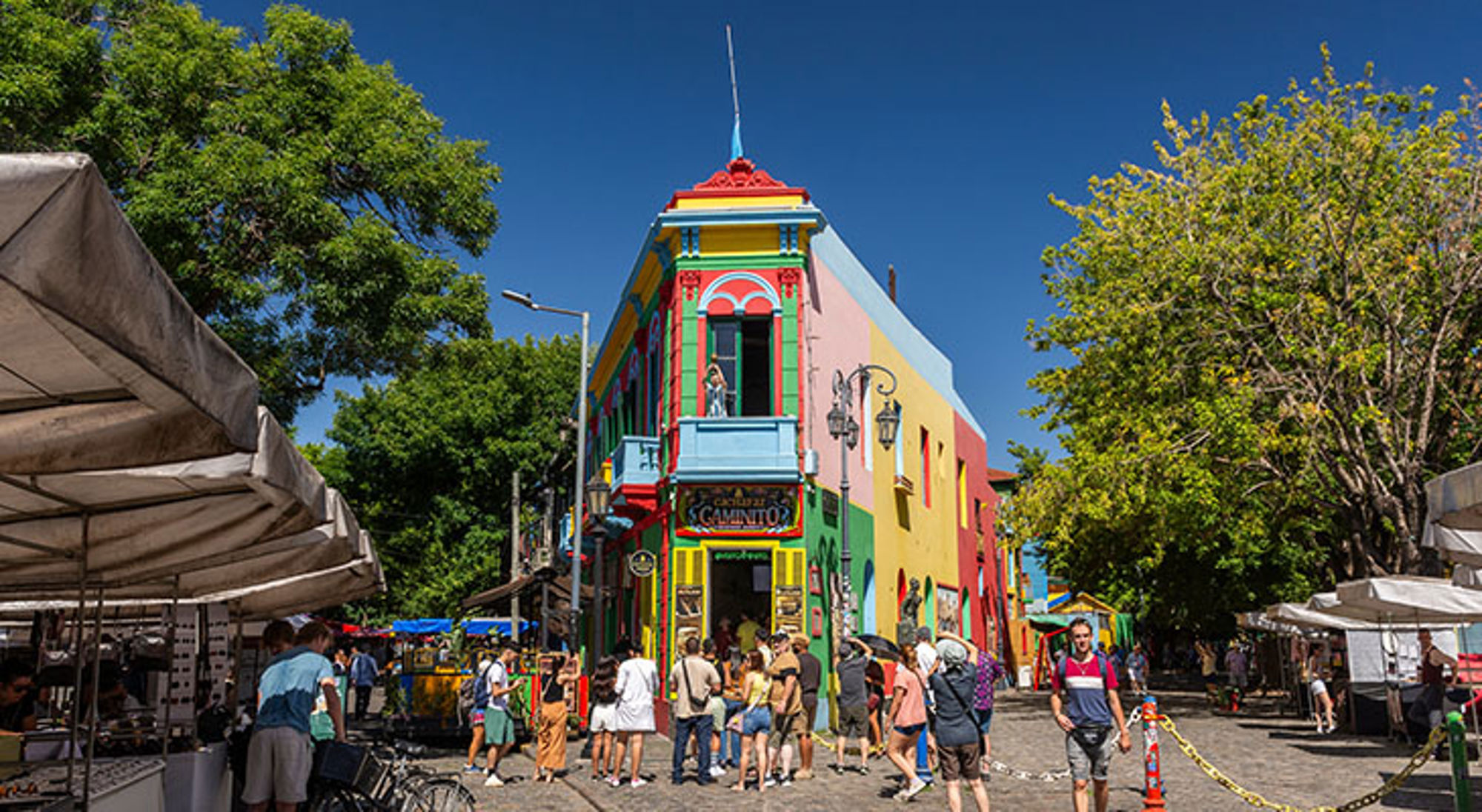 Kleurrijke huizen en straatmarkt in de wijk La Boca in Buenos Aires, Argentinië.