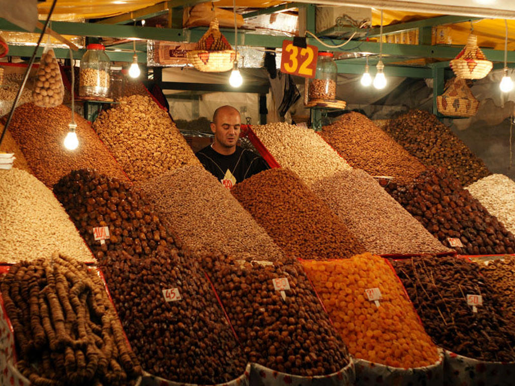 Noten- en dadelkraam op een markt in Marokko tijdens de groepsrondreis Marokko Totaal.