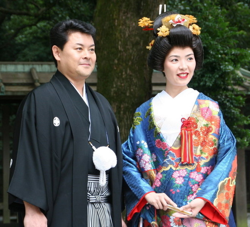 Japans bruidspaar in traditionele kimono tijdens groepsrondreis Japan hoogtepunten.