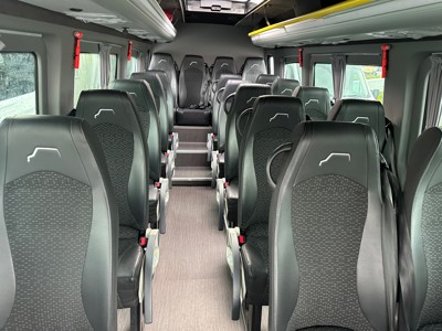 Interieur van een comfortabele touringcar voor groepsreizen in IJsland.