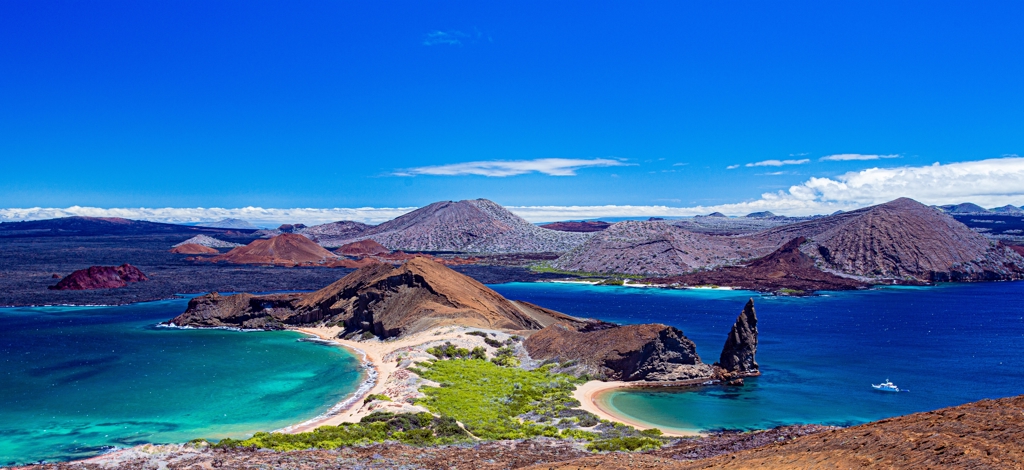 Panoramisch uitzicht op Bartolomé Island op de Galapagos met vulkanisch landschap en turquoise baaien.
