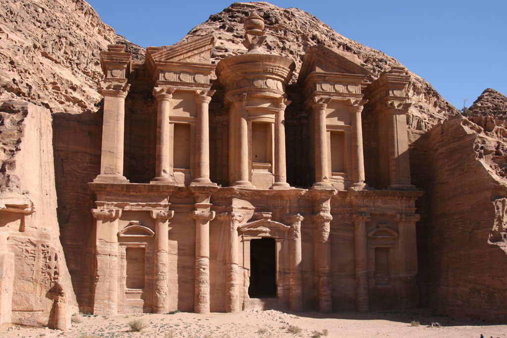 De kloostergevel Ad Deir in Petra, een hoogtepunt tijdens een groepsrondreis door Jordanië.