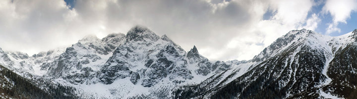 Besneeuwde Hoge Tatra-bergen in Slowakije onder een bewolkte lucht.