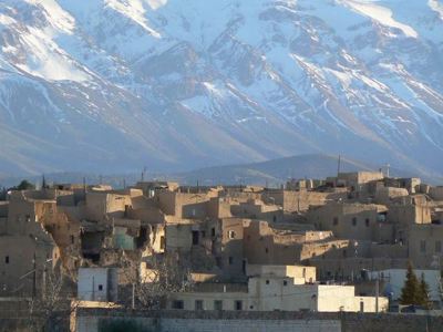 Kasbah-dorp aan de voet van het besneeuwde Atlasgebergte in Marokko.