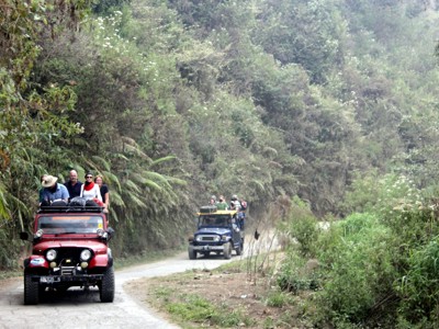 Jeepsafari met reizigers door groen berglandschap tijdens de route Java, Bali, Lombok & Gili Air.