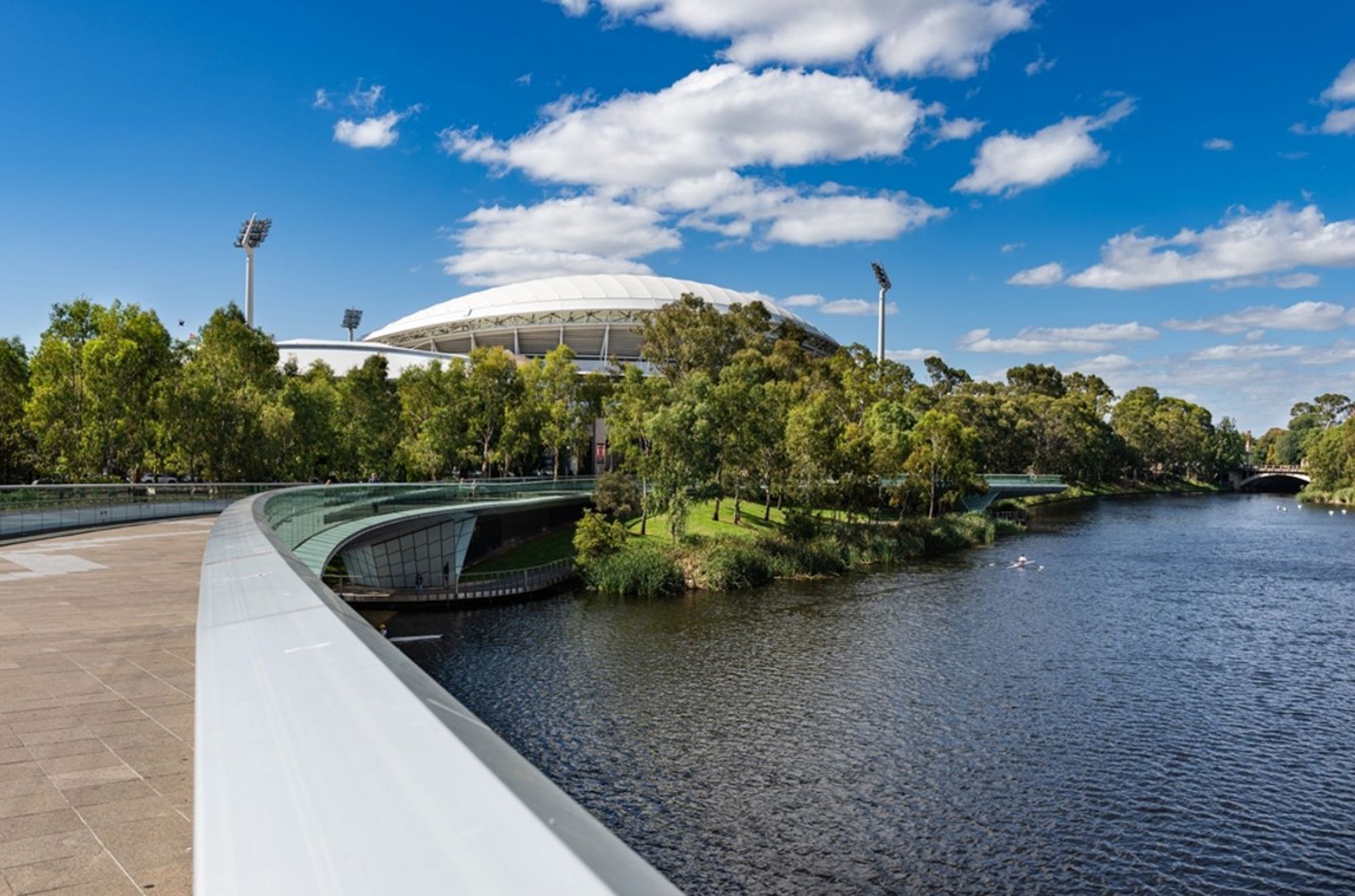 Adelaide Oval stadion aan de River Torrens, gezien vanaf de brug in Adelaide, Australië.