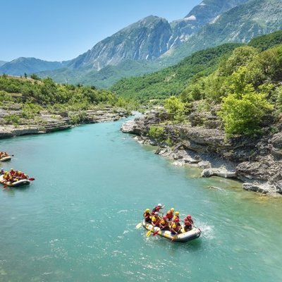 Groepsreis 22-35ers Albanië: uitzicht op groene bergen en vallei.