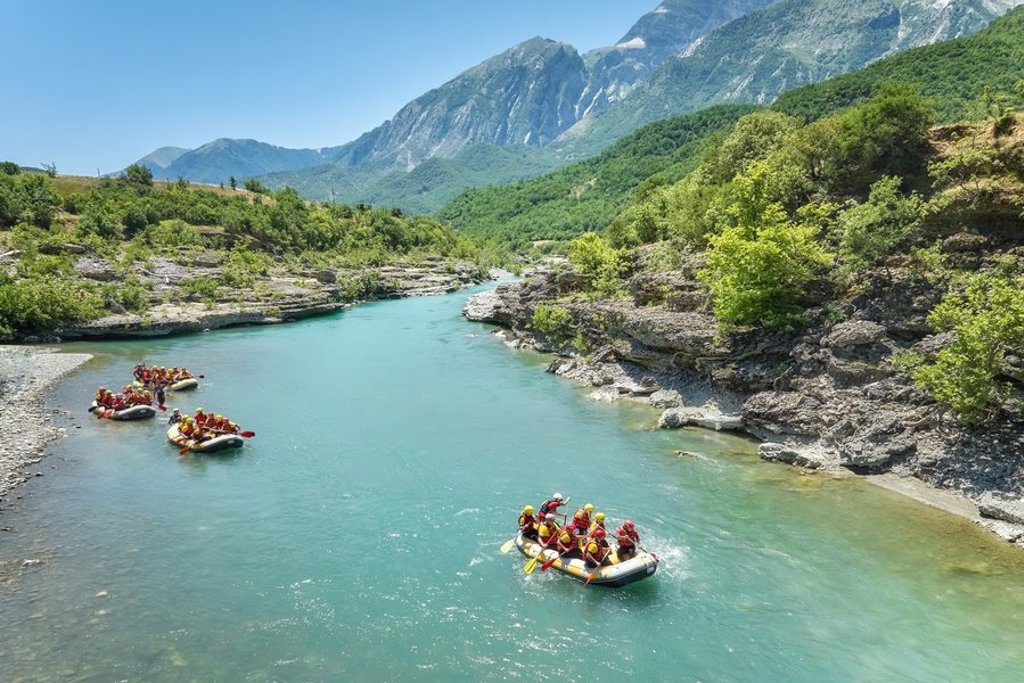 Groepsreis 22-35ers Albanië: uitzicht op groene bergen en vallei.