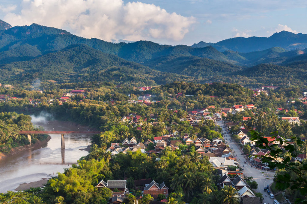 Uitzicht over Luang Prabang met de Mekongrivier, brug en bergen tijdens de 22-35ers reis Thailand, Laos & Cambodja.