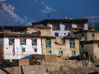 Traditionele huizen met platte daken en gebedsvlaggen in de bergen van Spiti & Ladakh.
