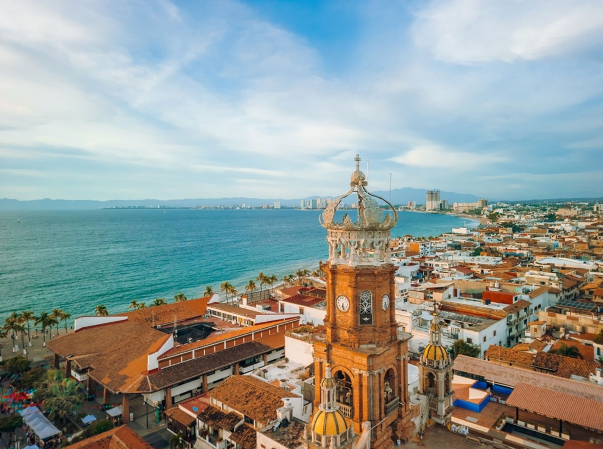Uitzicht op de kerk Nuestra Señora de Guadalupe en de boulevard langs de baai van Puerto Vallarta, Mexico.