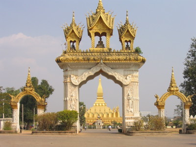 Gouden triomfboog Patuxai in Vientiane, Laos, met de Pha That Luang-stoepa op de achtergrond.