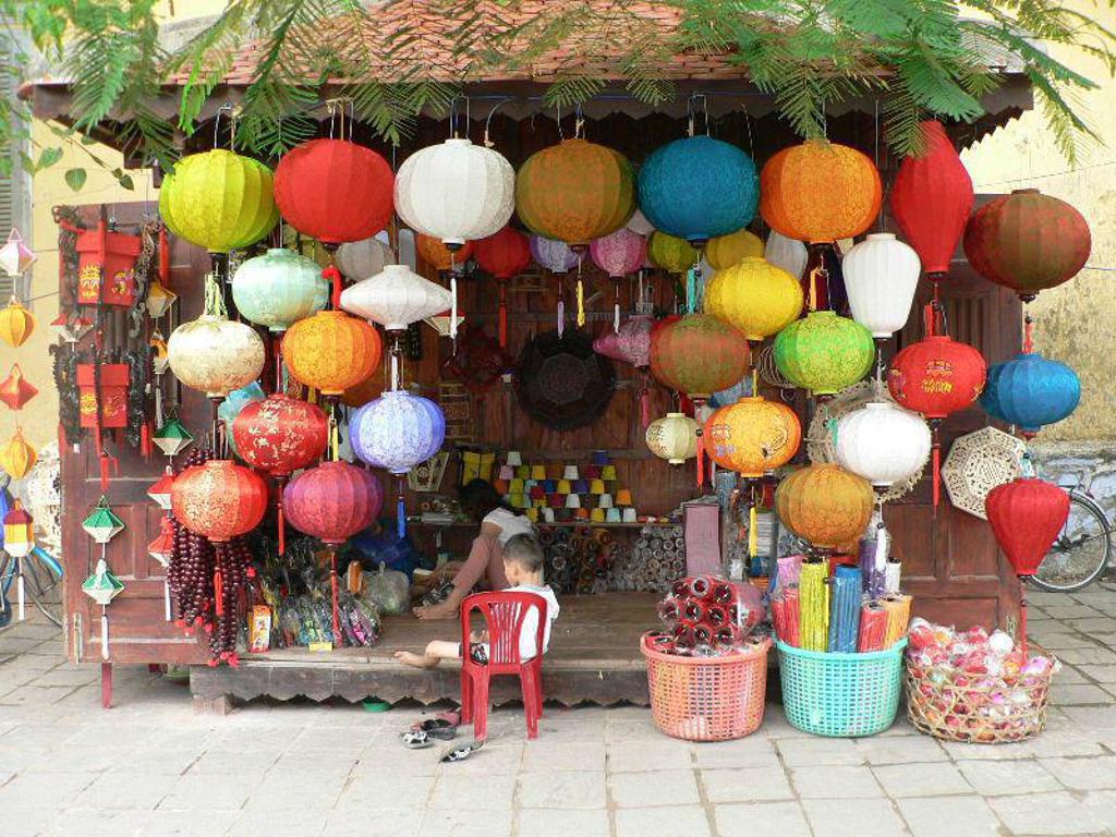 Rijpe groene pomelo’s hangen aan een boom in Vietnam tijdens een groepsrondreis.
