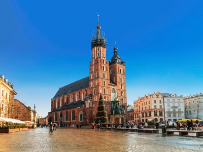 Sint-Mariakerk op de Grote Markt van Krakau, Polen, met kerstboom en mensen op het plein.
