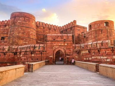 Toegangspoort van Agra Fort in India bij zonsondergang.