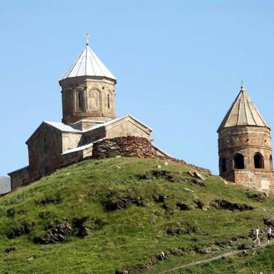 Kloostercomplex Jvari bij Mtskheta, Georgië, met kerkkoepel en toren tegen de lucht.