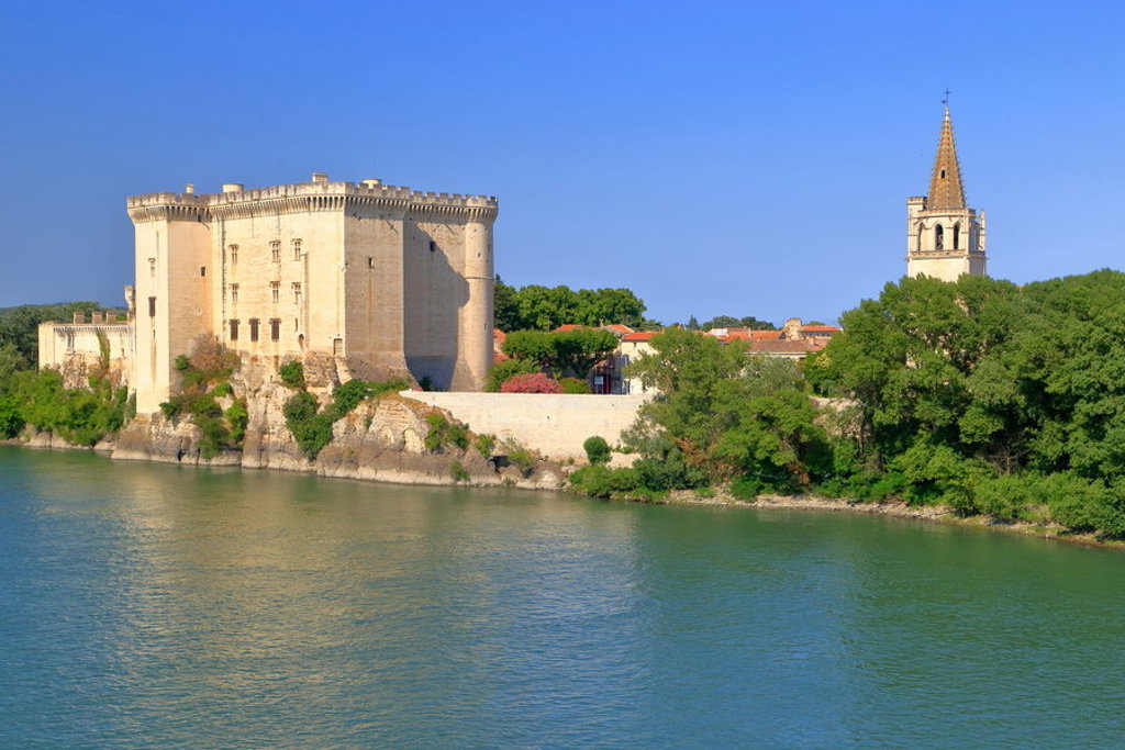 Kasteel en kerktoren aan de rivier de Rhône bij Avignon, Provence.