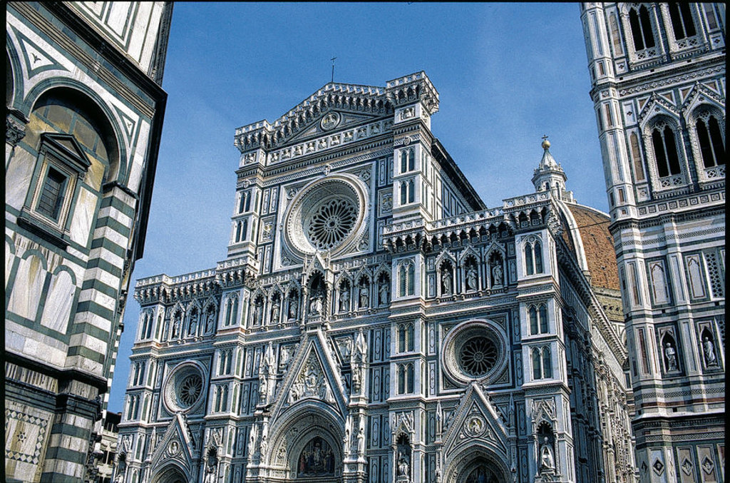 Gevel van de Duomo van Florence met marmeren details en roosvenster, Italië.