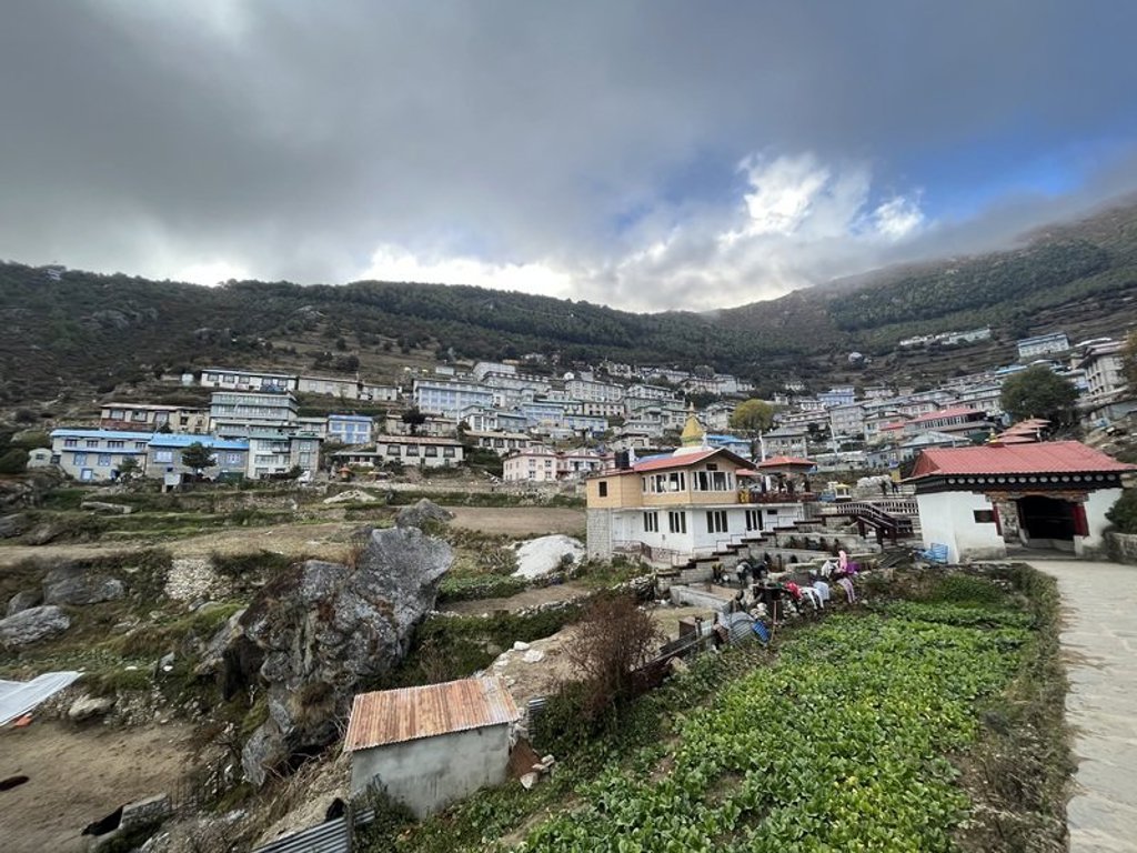Panoramisch uitzicht op de Himalaya tijdens de Nepal Everest-trektocht.