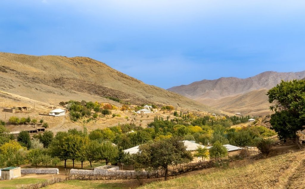 Uitzicht over groene heuvels en berglandschap tijdens een groepsrondreis door Oezbekistan.